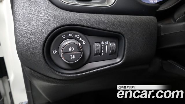 Jeep Renegade 1.3 Limited 2023 — фото 19