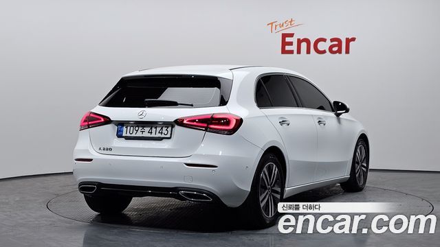 Mercedes-Benz A-Class (W177) A220 Hatchback 2023 — фото 2