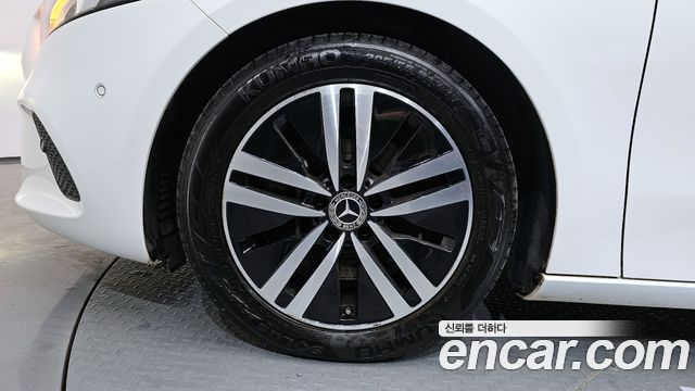Mercedes-Benz A-Class (W177) A220 Hatchback 2023 — фото 5