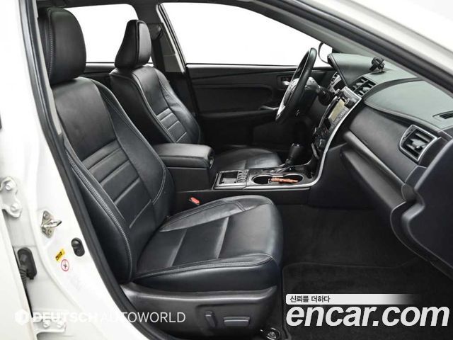 Toyota Camry Hybrid XLE 2017 — фото 10