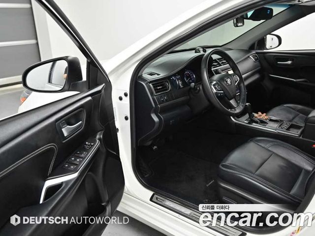Toyota Camry Hybrid XLE 2017 — фото 15