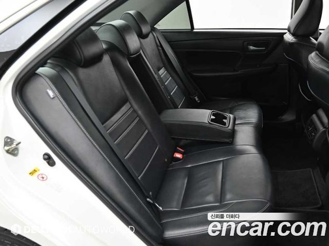 Toyota Camry Hybrid XLE 2017 — фото 16