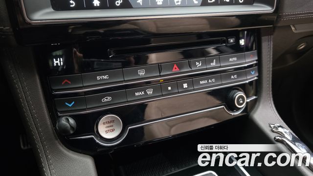 Jaguar F-PACE 20d Prestige 2020 — фото 16
