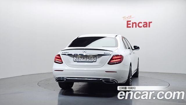 Mercedes-Benz E-Class (W213) E220d 4MATIC Exclusive 2020 — фото 4