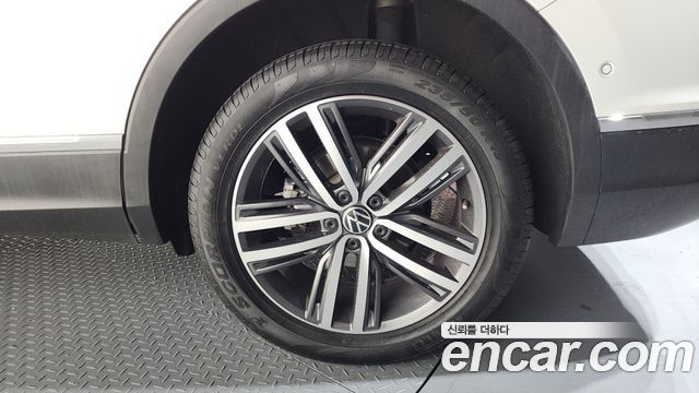 Volkswagen Tiguan Allspace 2.0 TSI Prestige 2023 — фото 21