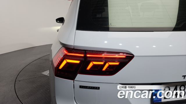 Volkswagen Tiguan Allspace 2.0 TSI Prestige 2023 — фото 23