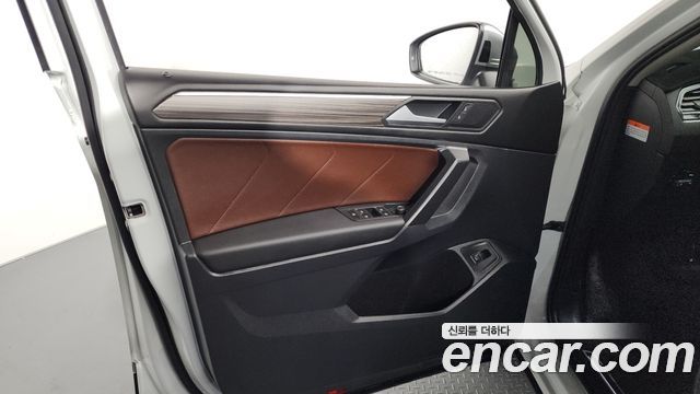 Volkswagen Tiguan Allspace 2.0 TSI Prestige 2023 — фото 24