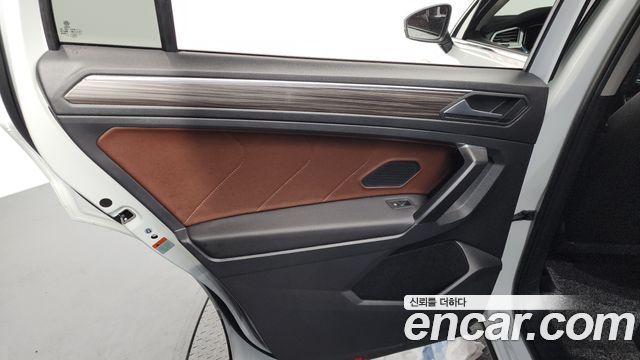 Volkswagen Tiguan Allspace 2.0 TSI Prestige 2023 — фото 25