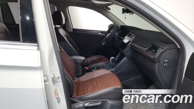 Volkswagen Tiguan Allspace 2.0 TSI Prestige 2023 — фото 26