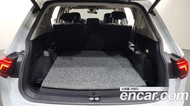 Volkswagen Tiguan Allspace 2.0 TSI Prestige 2023 — фото 27
