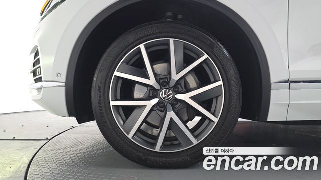 Volkswagen Touareg (III) 3.0 TDI Prestige 2023 — фото 5