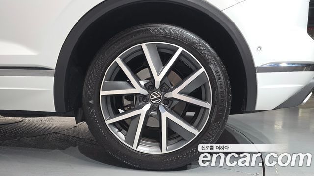 Volkswagen Touareg (III) 3.0 TDI Prestige 2023 — фото 21