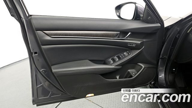 Honda Accord (X) 2.0 Hybrid Touring 2022 — фото 24
