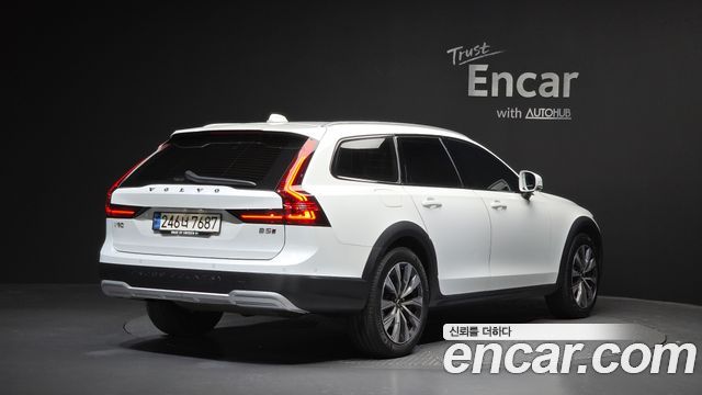 Volvo V90 Cross Country B5 Pro AWD 2021 — фото 2