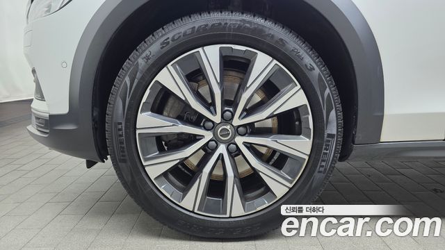 Volvo V90 Cross Country B5 Pro AWD 2021 — фото 5