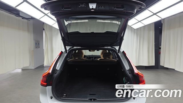 Volvo V90 Cross Country B5 Pro AWD 2021 — фото 24
