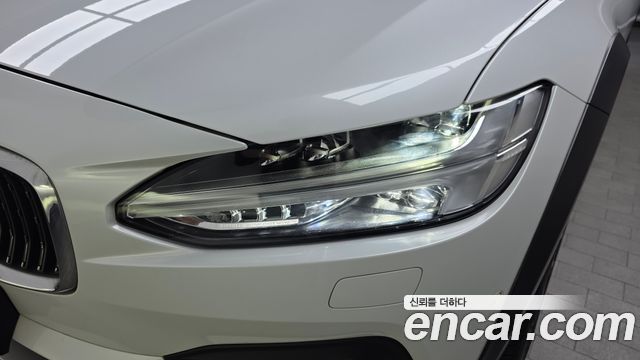 Volvo V90 Cross Country B5 Pro AWD 2021 — фото 28
