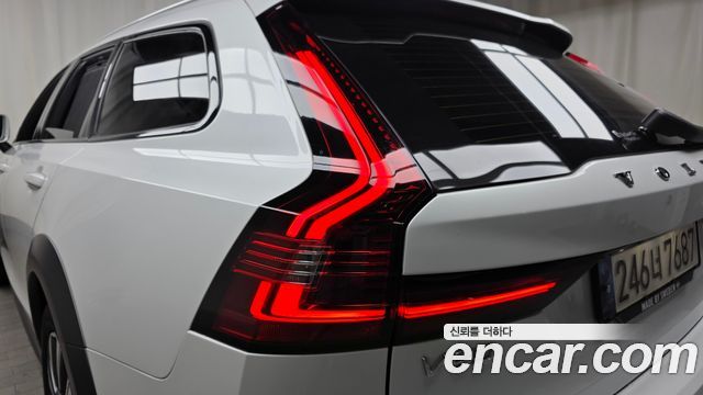 Volvo V90 Cross Country B5 Pro AWD 2021 — фото 29