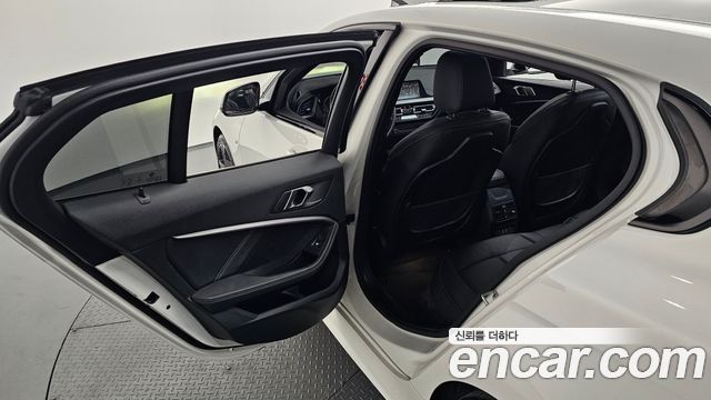 BMW 1 Series (F40) 120i M Sports 2022 — фото 35