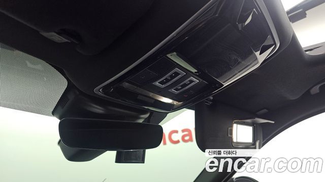 Land Rover Range Rover Velar 3.0 D300 R-Dynamic SE 2018 — фото 19