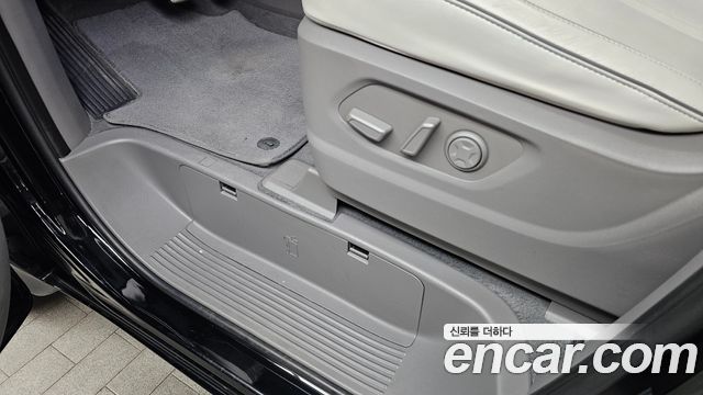 Hyundai Staria 4WD Lounge 7-Seater Limousine 2022 — фото 39