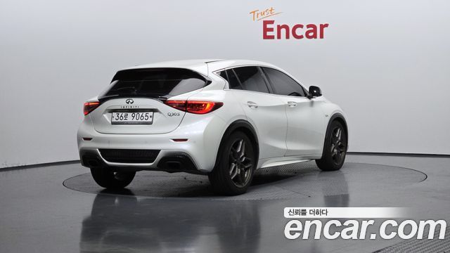 Infiniti Q30 2.0 Premium 2017 — фото 2