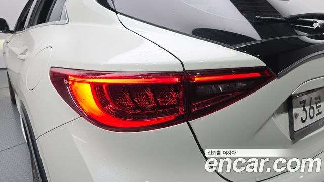 Infiniti Q30 2.0 Premium 2017 — фото 23