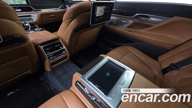 BMW 7 Series (G11) 740Li xDrive Design Pure Excellence 2022 — фото 16