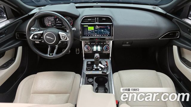 Jaguar XE D180 R-Dynamic S
