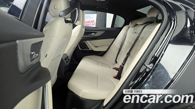 Jaguar XE D180 R-Dynamic S 2020 — фото 15