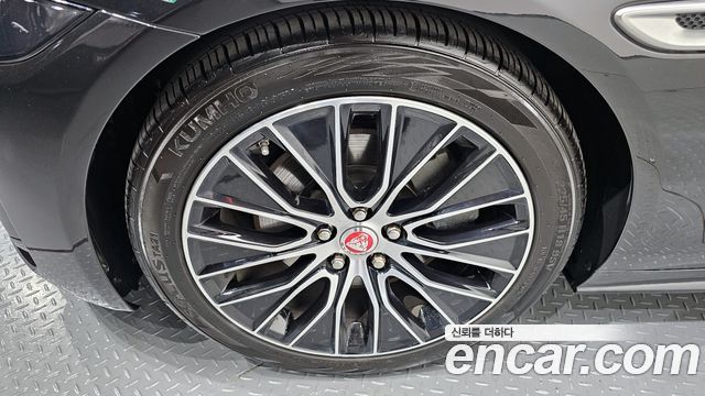 Jaguar XE D180 R-Dynamic S 2020 — фото 27
