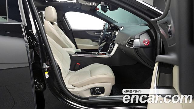 Jaguar XE D180 R-Dynamic S 2020 — фото 31