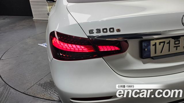 Mercedes-Benz E-Class (W213) E300e 4MATIC Exclusive 2023 — фото 23