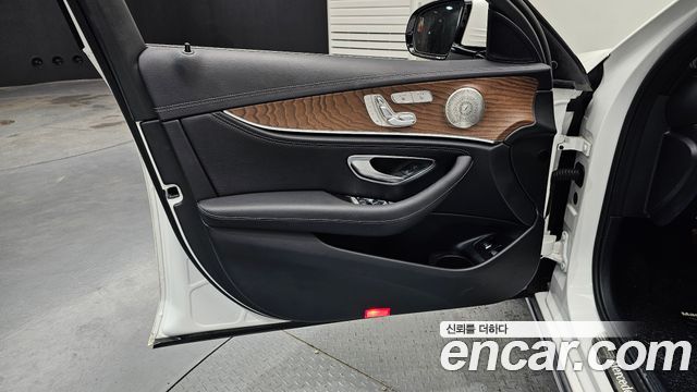 Mercedes-Benz E-Class (W213) E300e 4MATIC Exclusive 2023 — фото 24
