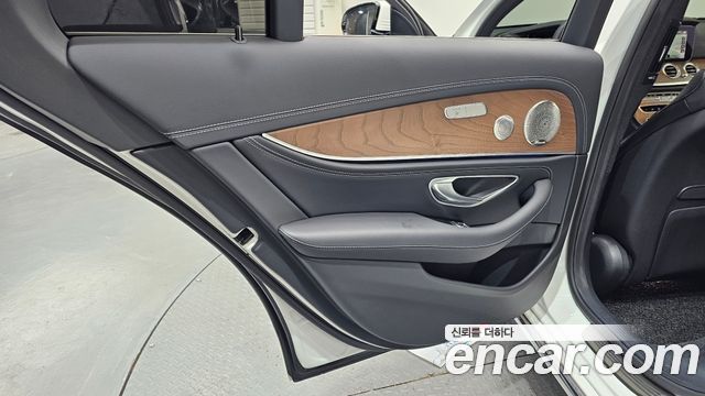 Mercedes-Benz E-Class (W213) E300e 4MATIC Exclusive 2023 — фото 25