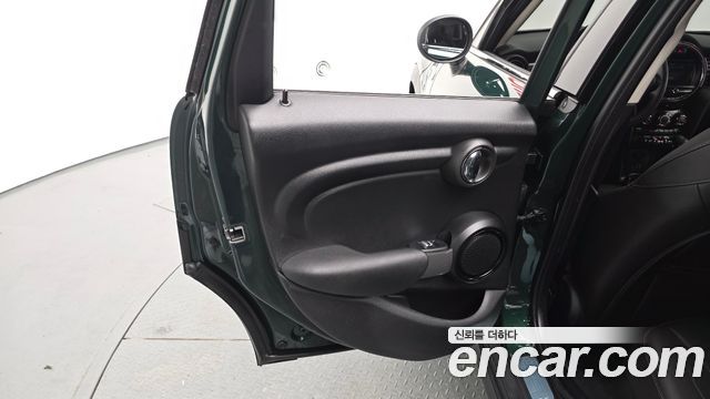MINI Cooper 5Door Standard 3rd 2018 — фото 25