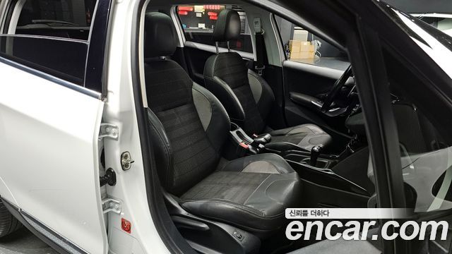 Peugeot 2008 1.6 e-HDi Feline L 2015 — фото 10