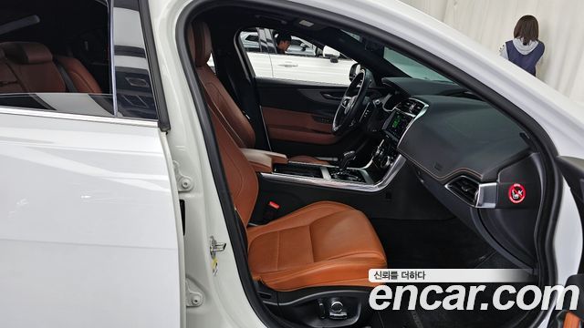 Jaguar XE D180 R-Dynamic S 2020 — фото 11