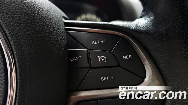 Jeep Renegade 2.4 Limited 2021 — фото 17