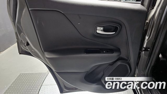 Jeep Renegade 2.4 Limited 2021 — фото 25
