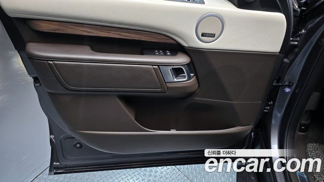 Land Rover Discovery 5 3.0 TD6 HSE Luxury 2018 — фото 24