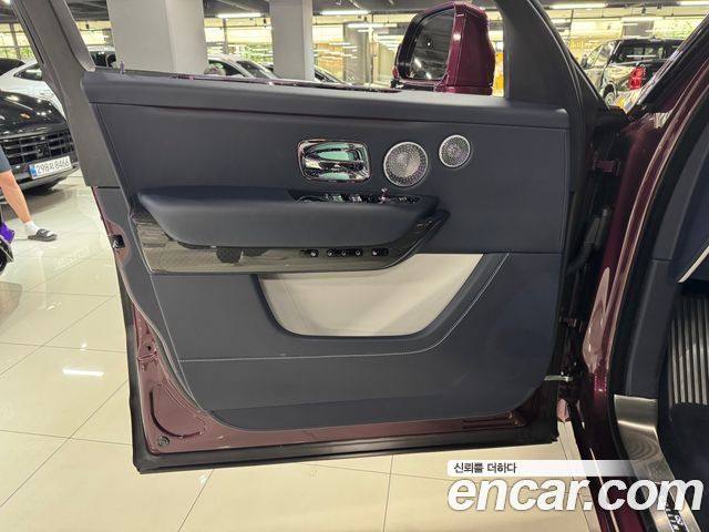 Rolls-Royce Cullinan 6.7 V12 Black Badge 2025 — фото 6