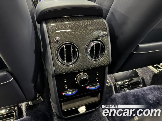 Rolls-Royce Cullinan 6.7 V12 Black Badge 2025 — фото 16