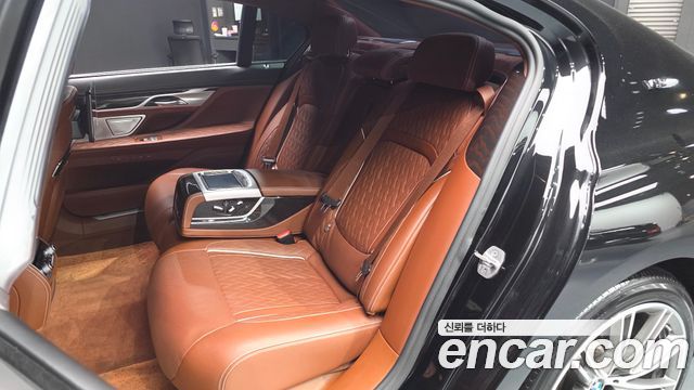 BMW 7 Series (G11) M760Li xDrive V12 Excellence 2020 — фото 11
