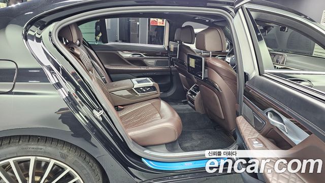 BMW 7 Series (G11) 740Li xDrive Design Pure Excellence 2021 — фото 16