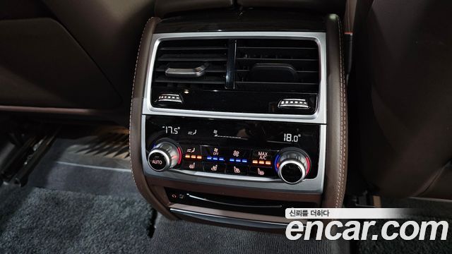 BMW 7 Series (G11) 740Li xDrive Design Pure Excellence 2021 — фото 21