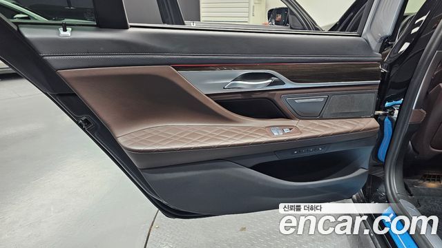 BMW 7 Series (G11) 740Li xDrive Design Pure Excellence 2021 — фото 31