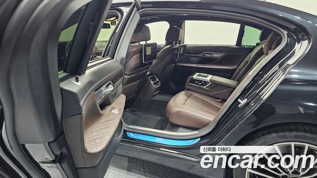 BMW 7 Series (G11) 740Li xDrive Design Pure Excellence 2021 — фото 32