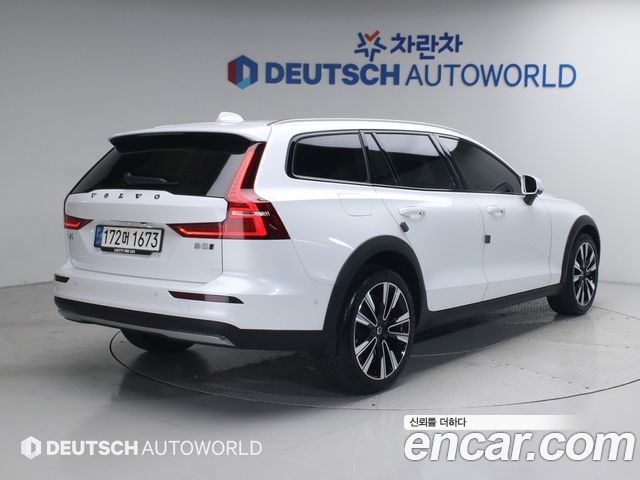 Volvo V60 Cross Country (II) B5 Ultimate AWD 2023 — фото 2