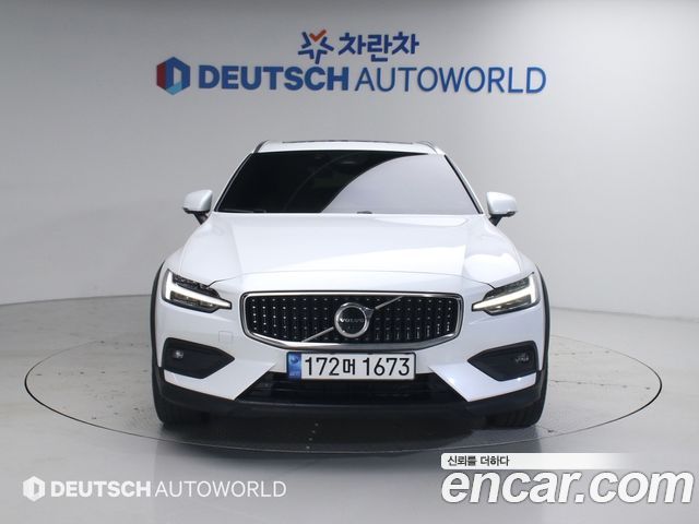 Volvo V60 Cross Country (II) B5 Ultimate AWD 2023 — фото 3